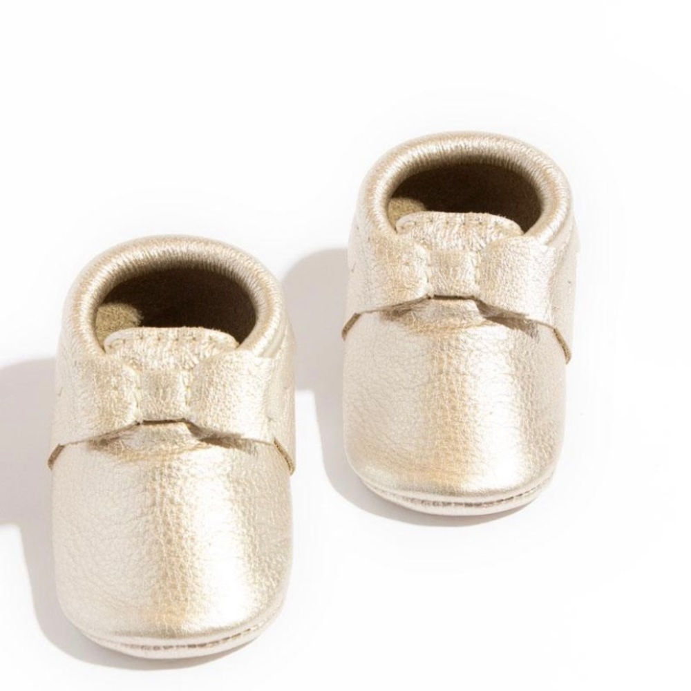 Freshly Picked Bow Mocc in Platinum size 2 NWT